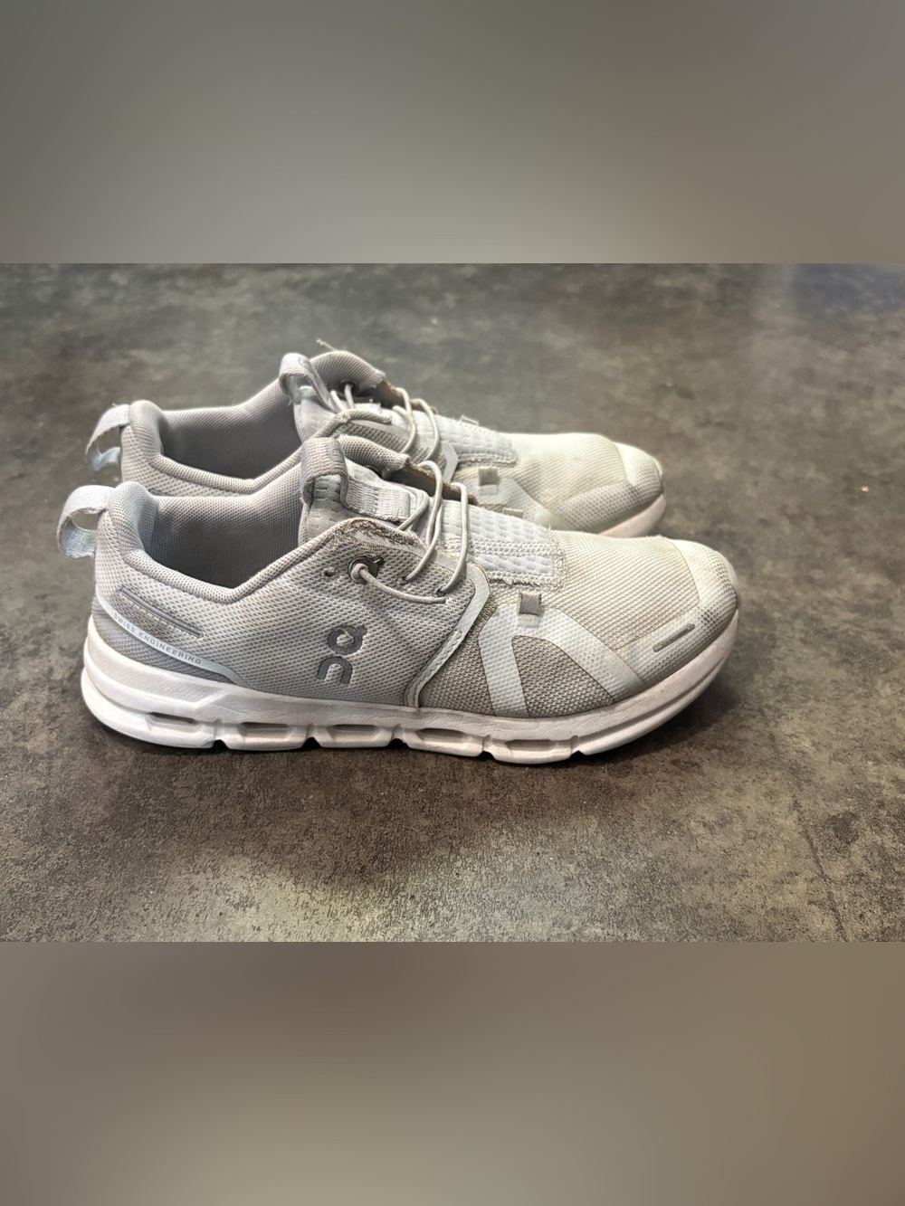 On Cloud Light Grey Tennis Shoes